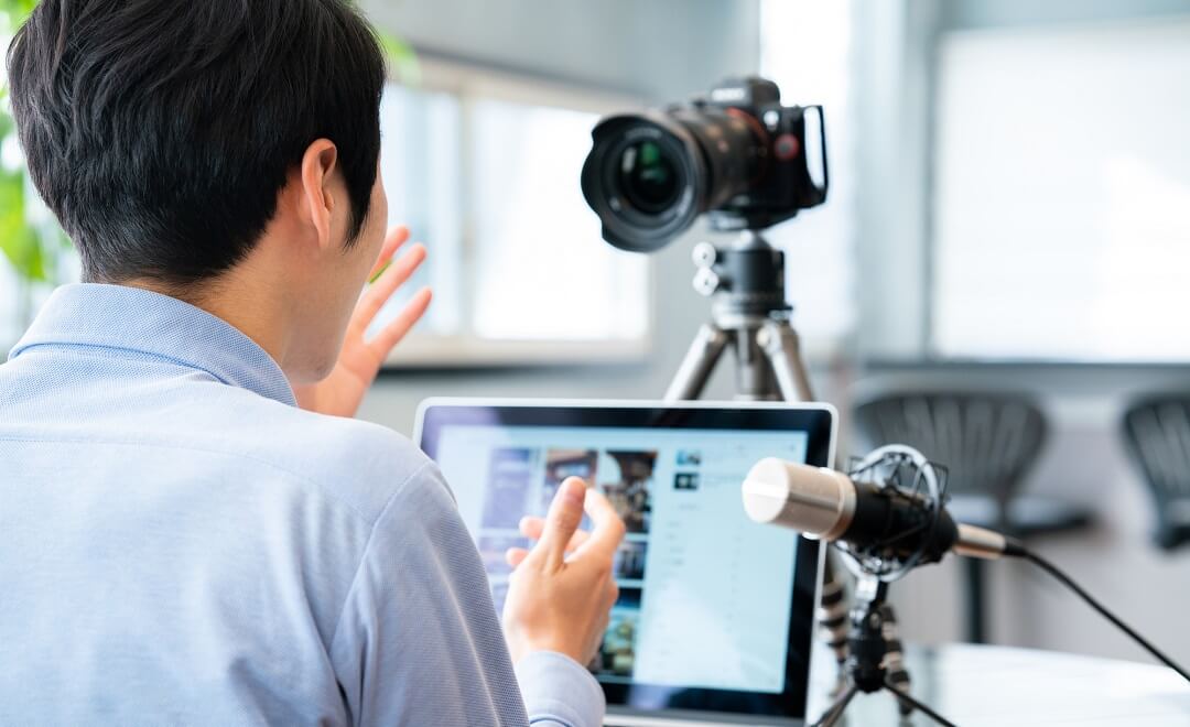 【初心者向け】YouTuber になるには？収入の仕組みや必要な機材を紹介